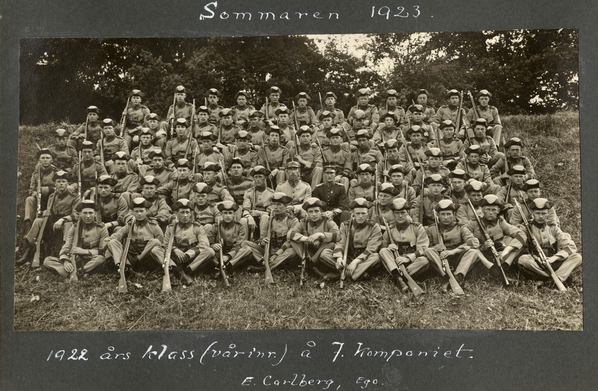 Bildtext: "Sommaren 1923. 1922 års klass (vårinr.) å 7. kompaniet. E. Carlberg, Ego (Allan Hasselrot)."