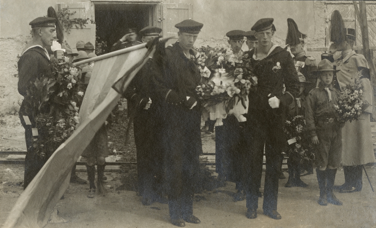 Bildtext: "Sommaren 1919 som ledare i Oscar-Fredriksborgs Scoutkår. En patrulledare lämnade oss."