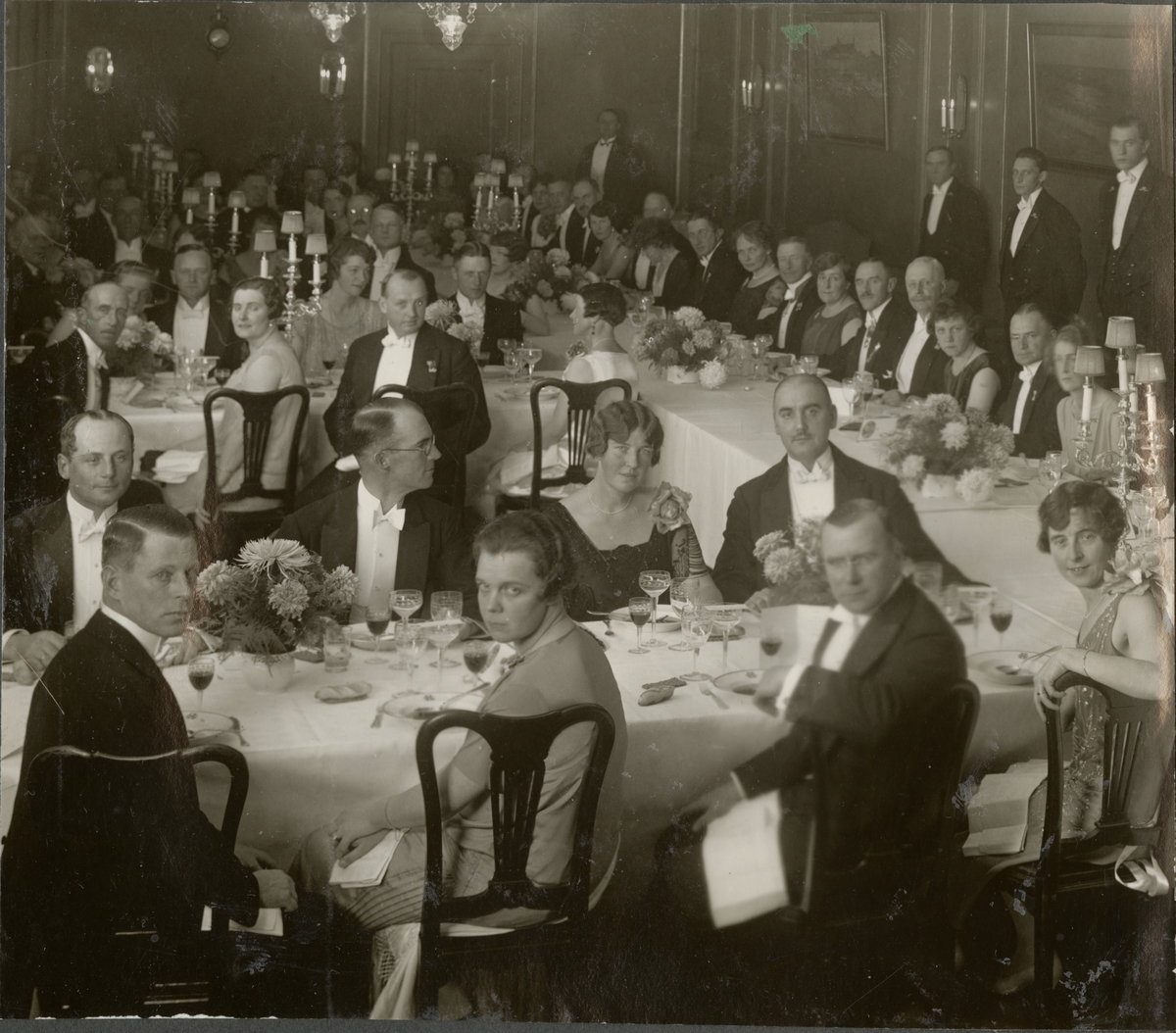 Bildtext: "Den 13. november 1926 tog officerskåren avsked av sitt avhållna chefspar; översten Fredrik Wilhelm Löwenborg och hans överstinna fru Ewa Löwenborg f. Treschow. Högtidstalet - sant tolkande allas känslor - hölls av major Klingberg. Grand Hotel Royal."