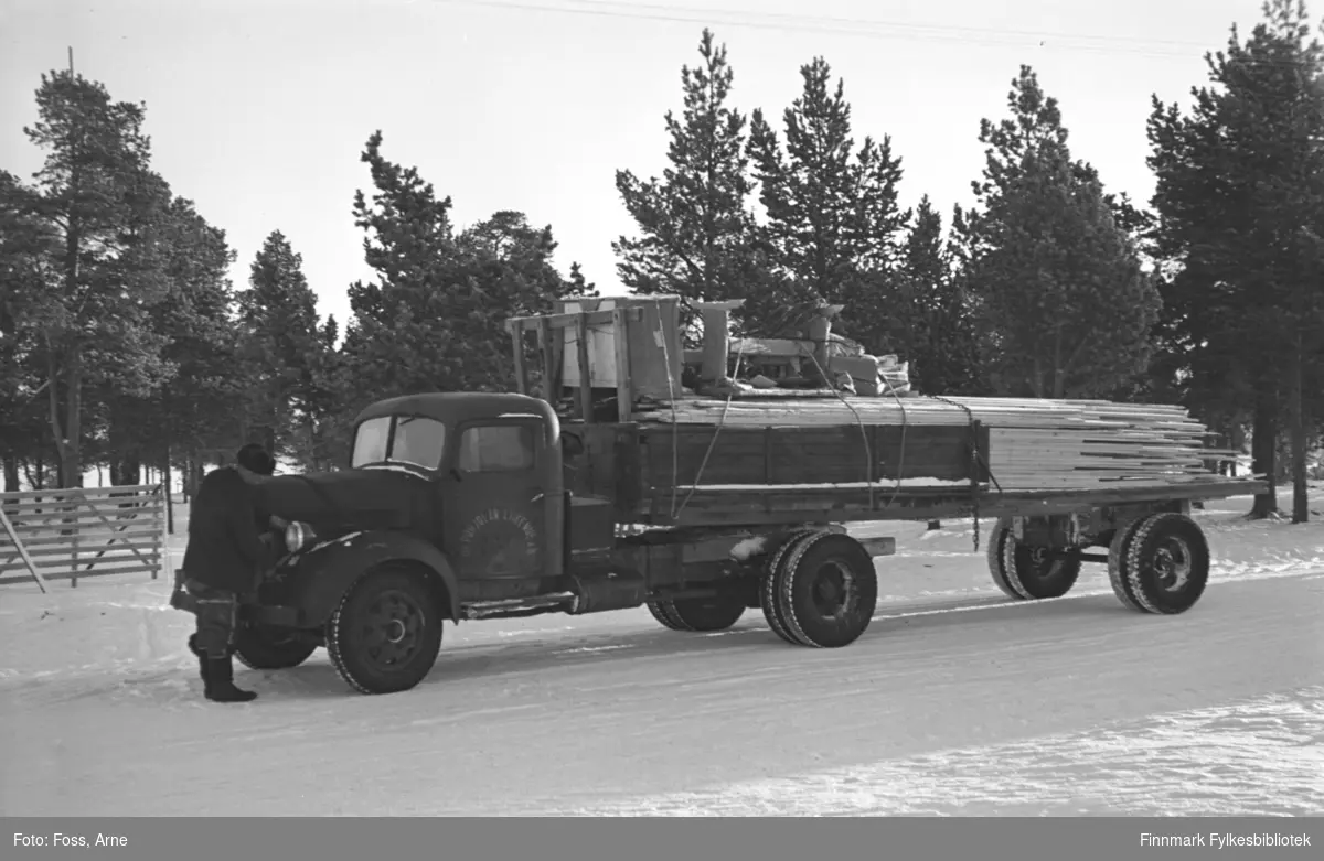 "Pohjolan Liikenne" lastebil i Karigasniemi ved grensen til Norge (i Utsjok kommune i Finland), februar-mars 1947. Lastebilen er lastet med bygningsmaterialer.