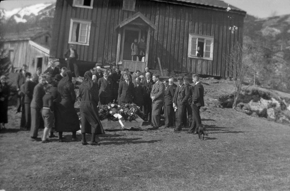 Begravelsen til Åslaug Digermul i Digermulen.