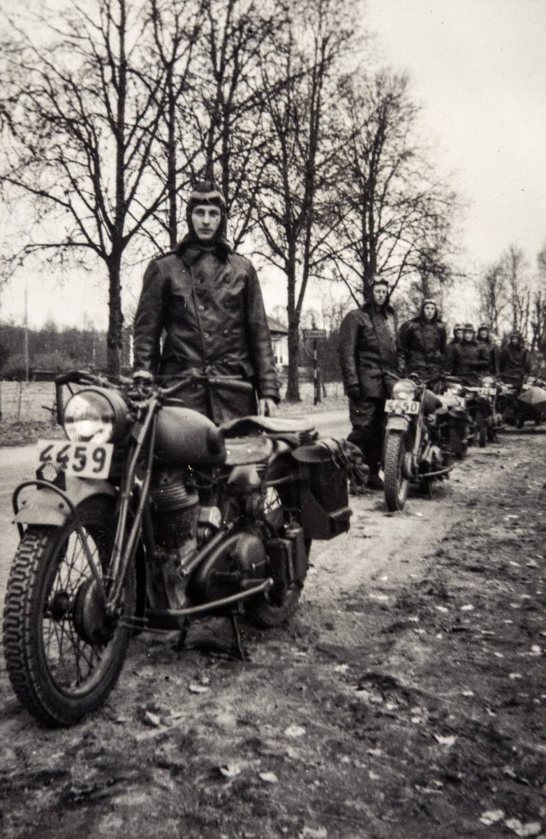 Gruppeportrett av trafikkmenn og mc- ordonnanser i Sverige under 2. verdenskrig.