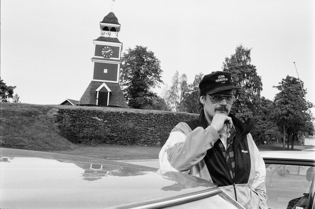 Vid bilen, på väg hem efter förmiddagsskiftet, Dannemora Gruvor AB, Dannemora, Uppland 1991 - 1992