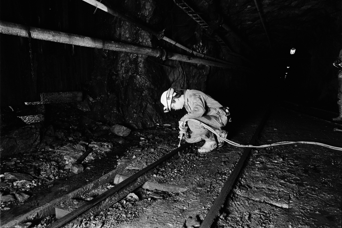 Gruvbyggare Björn Karberg skär av bultarna i räls, 350-metersnivån, gruvan under jord, Dannemora Gruvor AB, Dannemora, Uppland oktober 1991
