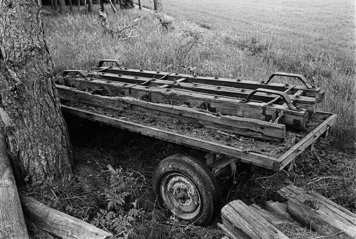 Klarbosladd på gummihjulsvagn, Svallby, Boglösa socken, Uppland maj 2002