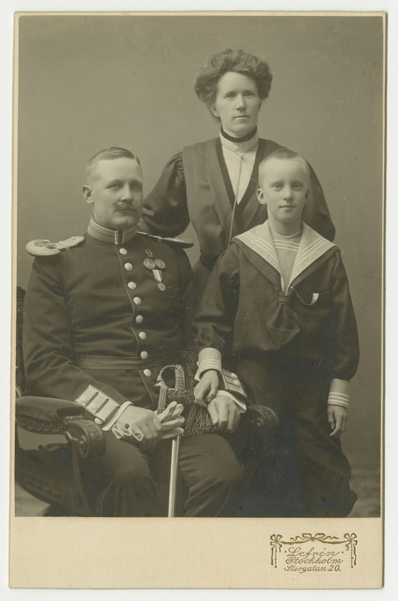 Porträtt av familjen Malmsten; Carl August, Kristina (född Olsdotter Hult) och sonen Bror Ivar.