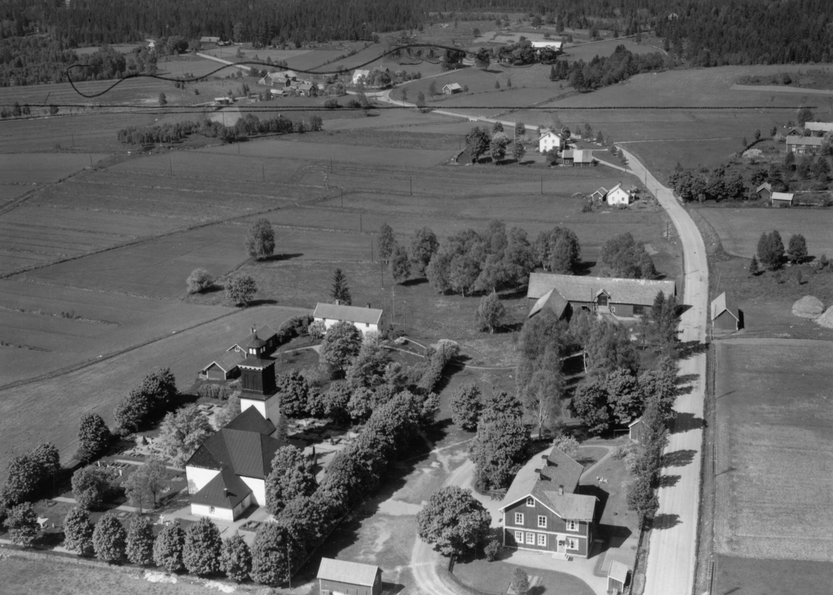 Flygfoto över Bälaryd med kyrkan, i Aneby kommun. Nr P 176