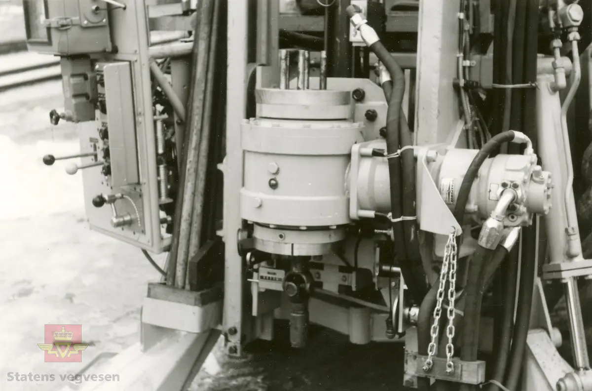 Overlevering av 4 Hydrorigger fra Norsk Hydro til SVV på Notodden. Datert 08.03.1967.

Utviklingen av “Hydroriggen”på slutten av 1960-tallet revolusjonerte grunnboringsarbeidet. Det manuelle arbeidet ble redusert, den var lettere å flytte og hadde større kapasitet og evne til nedtrengning. En ny metode kalt dreietrykksondering ble tatt i bruk: Man målte hvor mye kraft som måtte til for å trykke borstengene ned i bakken med konstant hastighet og rotasjon. Riggen kunne også benyttes til andre sonderingsmetoder, prøvetaking og vingeboring. Hydroriggen hadde begrenset framkommelighet tiltross for at den var utstyrt med halvbelter.

 Kilde: Rapport nr: 2550, Teknologiavdelingen SVV: "Grunnboringsutstyr 1960-2000"