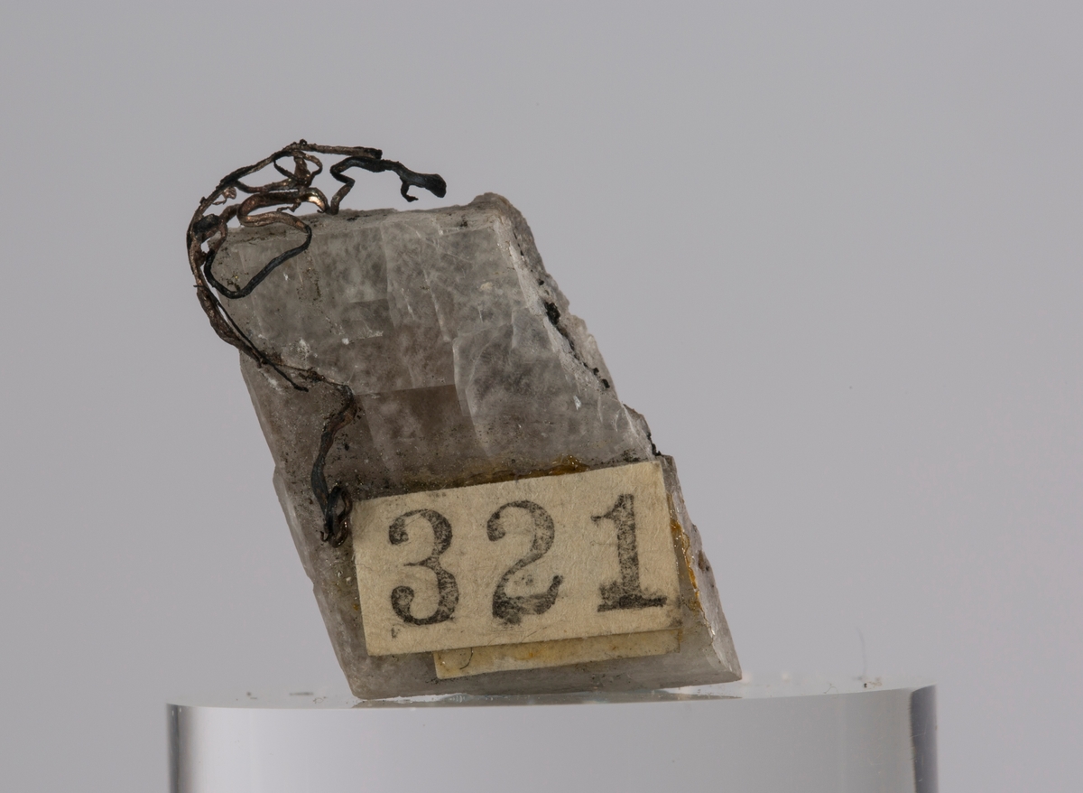 Vekt: 3,54 g
Etikett på prøve: 321

Altfor liten til å være No. 321 i 1929-katalog