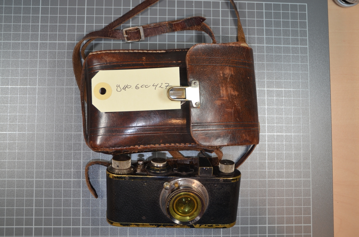 Leica kamera, produsert i Tyskland, trolig på 1930-tallet, med tilhørende etui i skinn.
Fotoapparatet har tilhørt Ivan Benkow, fotograf av yrke. Med dette kameraet ble alle jødiske flyktninger som kom til Kjesäter (flyktningemottaket i Sverige under krigen) avbildet.