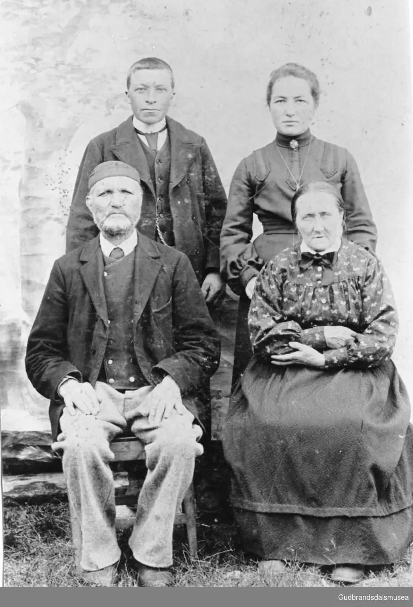 Ola Jevnheim (f. Sveen 1832) m.kone Brit Jevnheim (f. Hånsnar 1846) og borna Torstein Jevnheim (f. 1875) og Oline Jevnheim (f. 1885 g. Bustad)