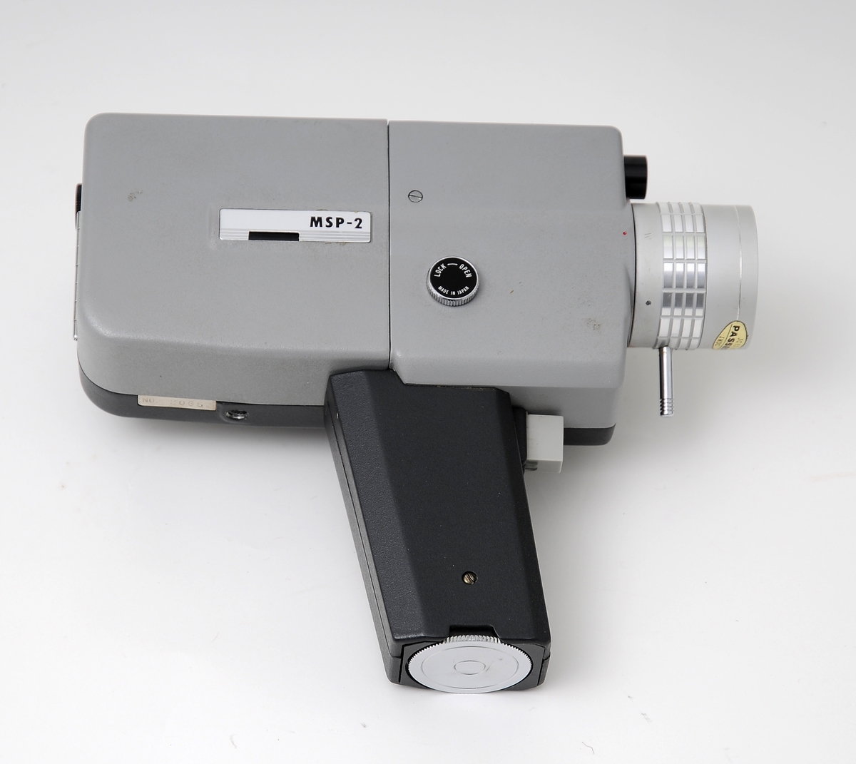 Filmkamera, merke Kalimar super 8, håndholdt filmkamera i etui uten lyd og med zoom 2 x. Det er plass til fire AA batterier i håndtaket. Manuell innstilling av fokus og skarpstilling.