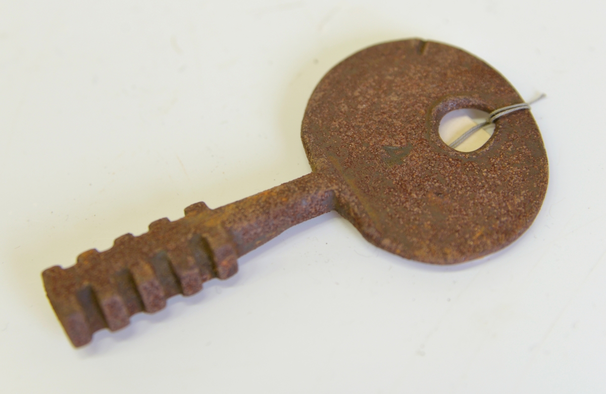 
Nyckel tiill polhemslås.
Tillvaratagen 1982 i uthus på stadsäga 1394, kv. Hammaren, Alingsås.