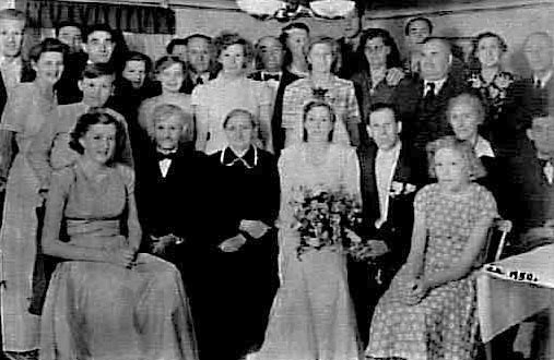 Ett brudpar med gäster på Grankärr i Götlunda 1950. Bruden heter Birgit Karlsson.

Den "korpulente" mannen på höger sida är Verner Österlind, Österås, Grankärr, Götlunda. 
Nedanför sitter Anna Karlsson, Grankärr,                         ytterligare till höger (halva ansiktet skymd) hennes man, Erland Karlsson.