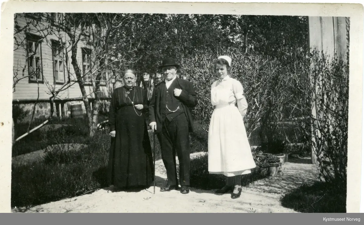 Rørvik, Johan og Betzy Berg sammen med ei ukjent jente i sykeleieruniform