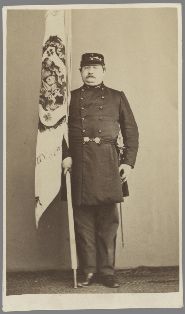 Porträtt av hypotekskamrer Wilhelm Goës. Här iförd Linköpings frivilliga skarpskytteförenings uniform. Född i Rök kom han till Linköping 1852 för anställning vid Östgöta hypoteksförening. Han avled ogift 1882.