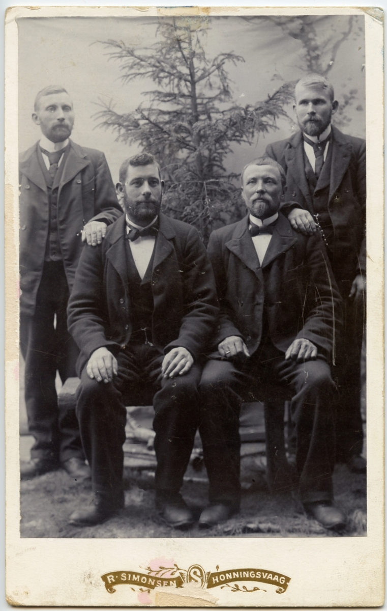 Gruppebilde av 4 voksne menn. Studiobilde. Fotograf R. Simonsen, Honningsvåg