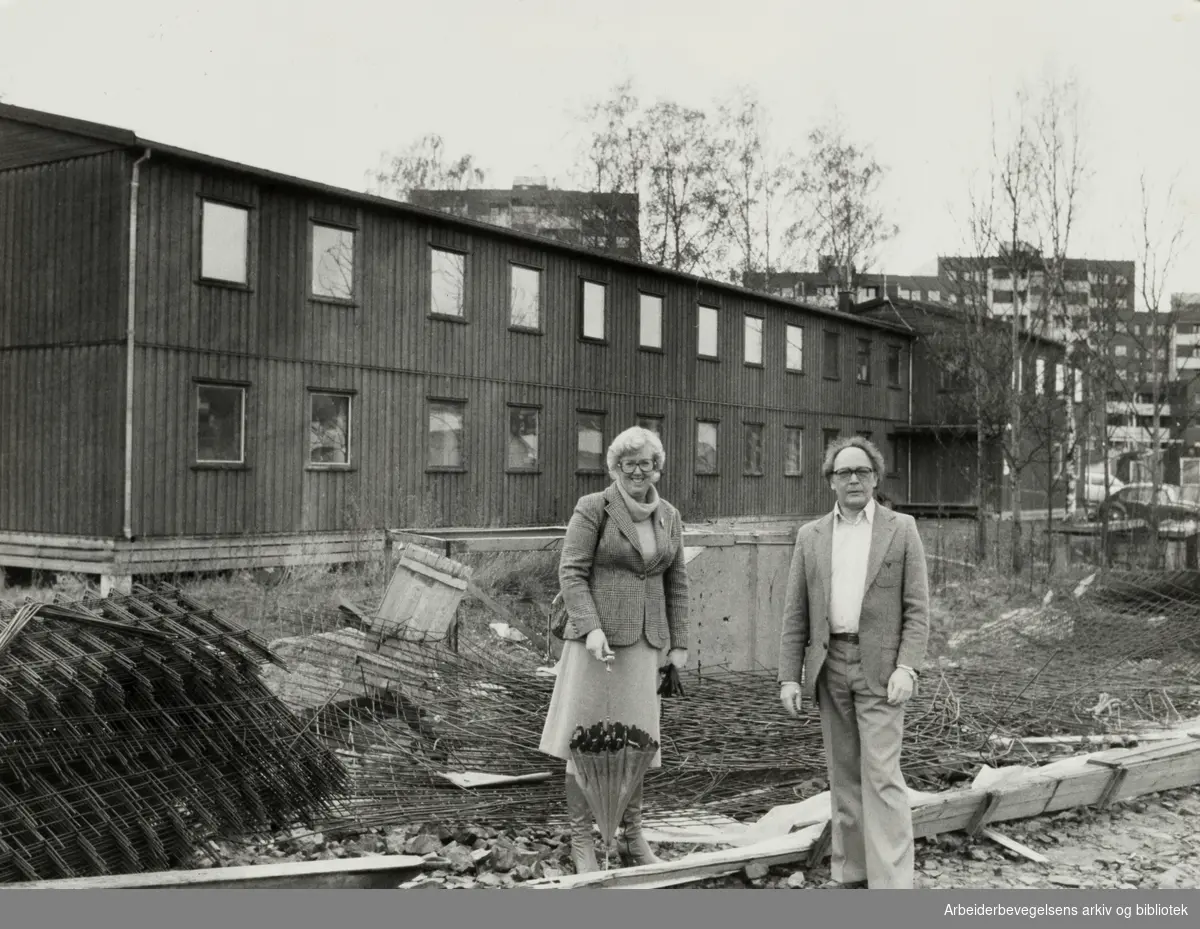 Furuset. Bjørn Ragnar Karlsen og Anne Rønning håper at arbeidsbrakken etter bygningsarbeiderne til Ragnar Evensen kan bli et grendehus for Bjørnheim borettslag. Mai 1979