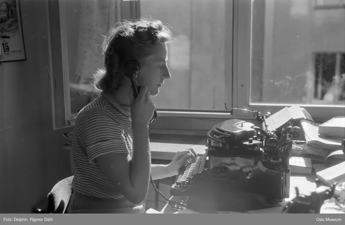 kontor, interiør, portrett, kvinne, sittende halvfigur ved skrivebord, skrivemaskin, telefon