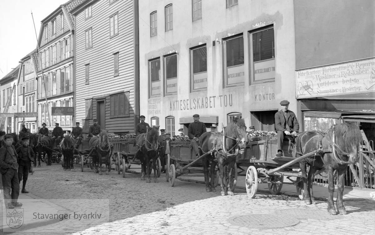 Aktieselskapet Tou sitt hovedkontor til høyre i Nedre Holmegt. 34. Ølkjøring med hest og vogn.