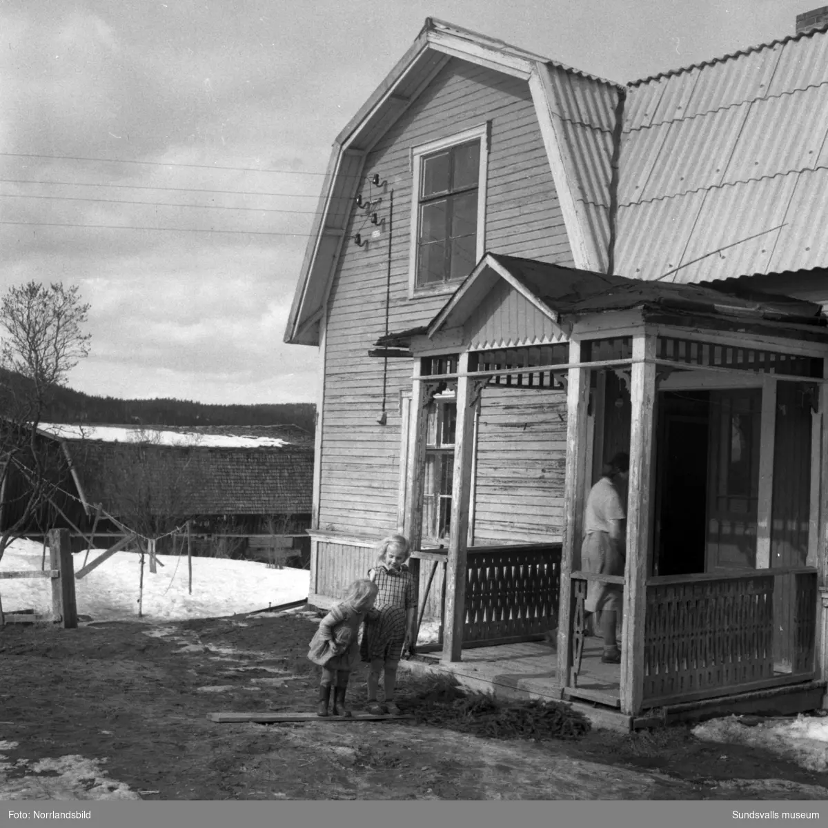 En serie bilder hemma hos en familj med två små flickor på en gård i Stavreviken.