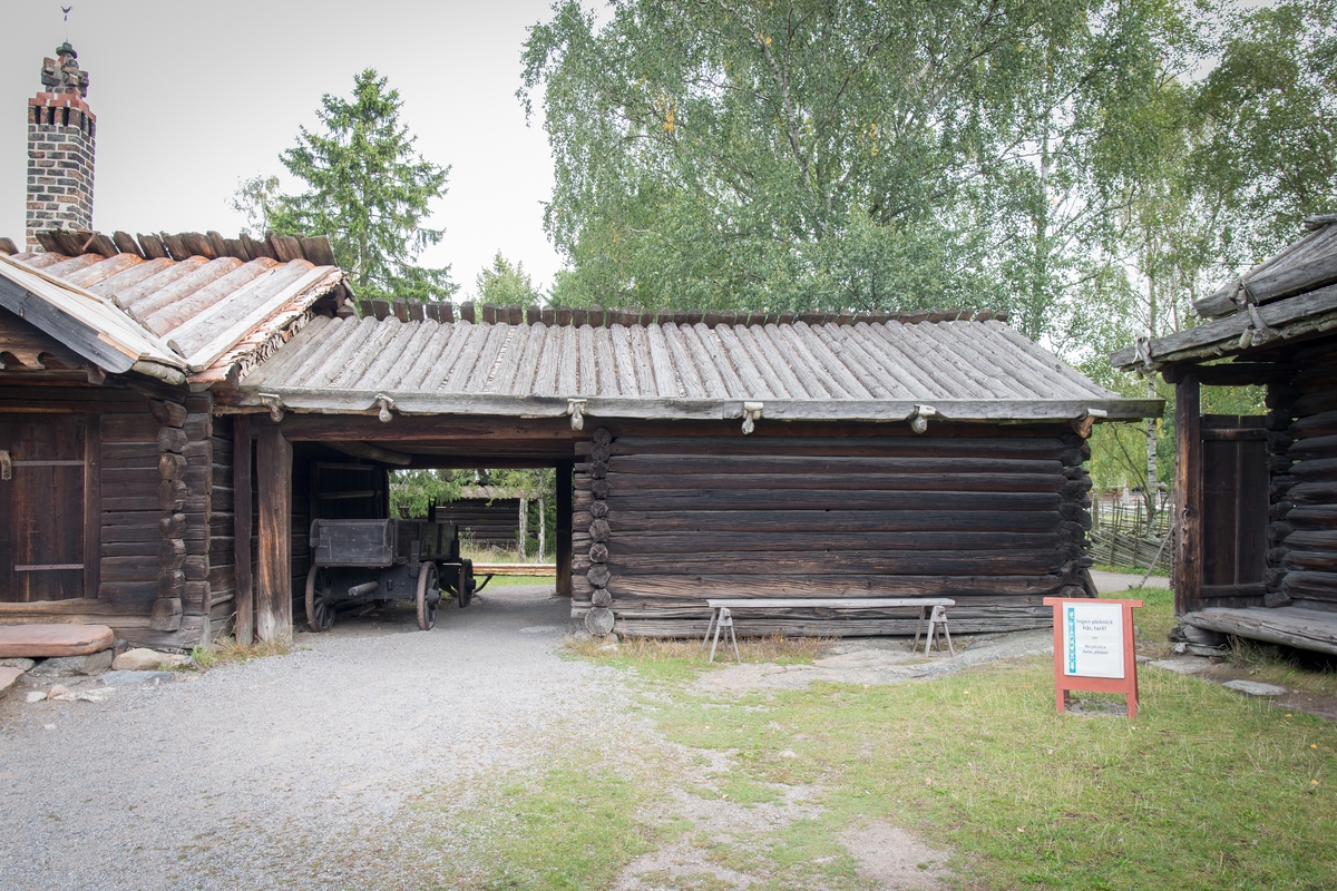 Stallet på Moragården är timrat i en våning, med en foderskulle som bildar tak över portgången. Fasaden är omålad. Byggnaden har sadeltak med näver som tätskikt, som täckts med halvstockar som knäppts över nock. 

Stallet är troligen uppfört vid mitten av 1600-talet och kommer från Bergkarlås by i Mora socken, Dalarna. Det flyttades till Skansen 1930.