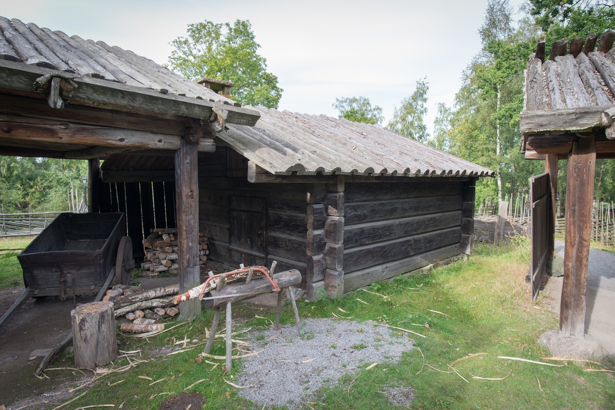 Fähuset på Moragården är en kopia av ett fähus som flyttades till Skansen, ett fähus som inte kunde återuppföras på grund av sitt skick. Byggnaden är timrad i en våning och har ett kamtak med bottnar av bräder och lock av bakar som skjuter över nock. En skorsten murad i tegel är placerad i takfallet bort från gårdsplanen.