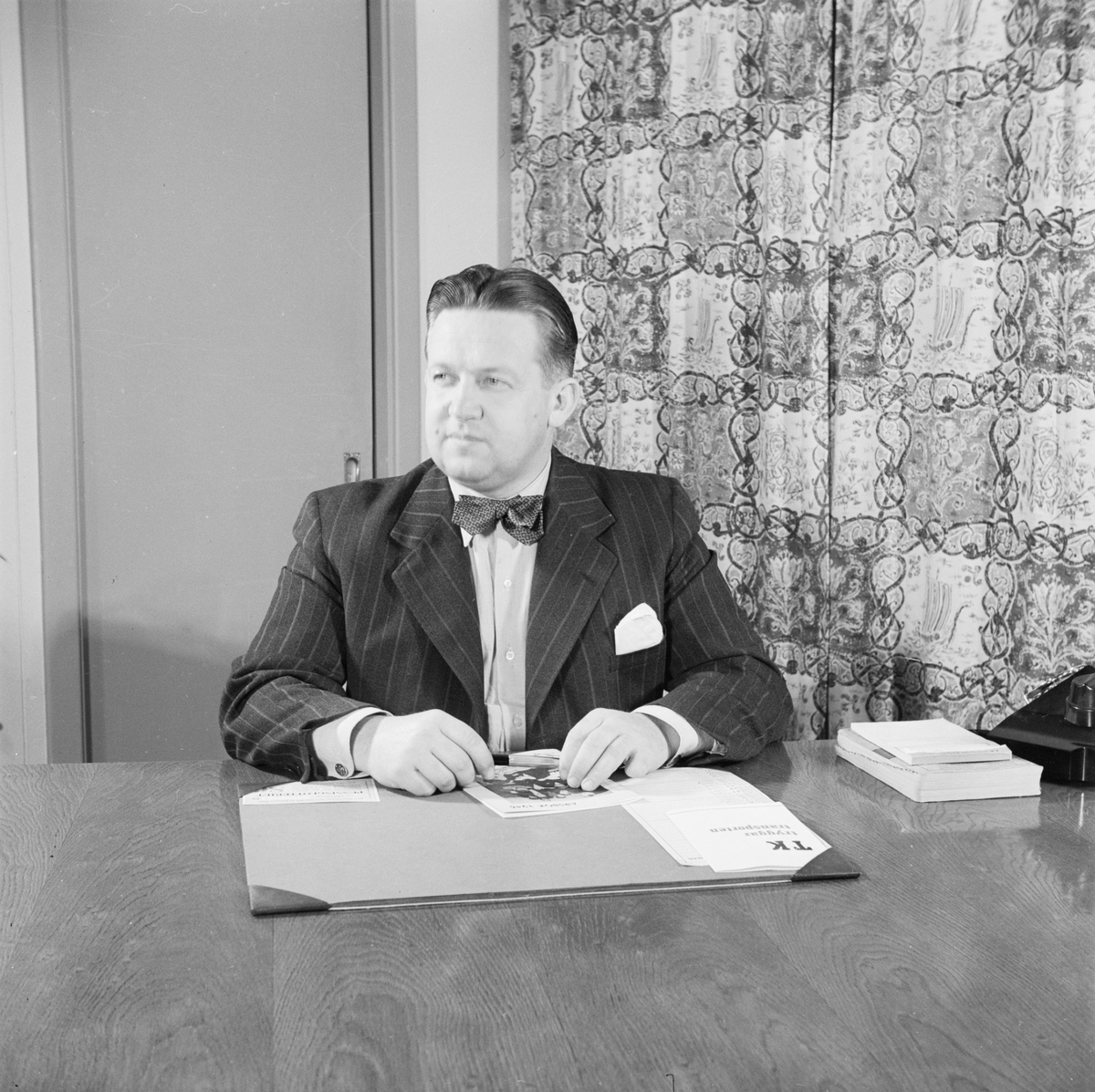 AB Uplandsprodukter, man vid bord, Uppsala oktober 1946