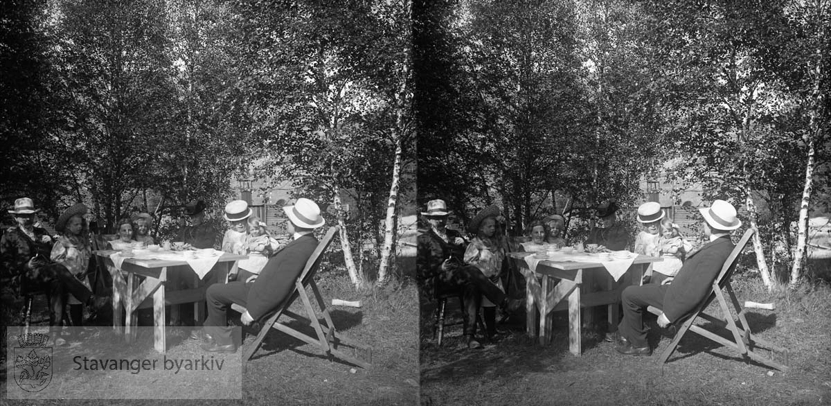Stereofotografi.. Familien Juel og Eckhoff på Oltesvik? Man koser seg med en kopp kaffe i hagen.
