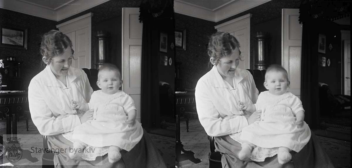 Stereofotografi..Nicoline Eckhoff med sin datter Solveig Margrethe Eckhoff født 15.08.1920.