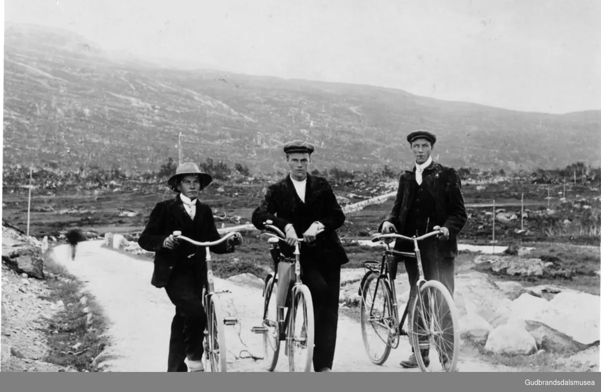 F.v.: Pål Ødegård (f. 1892), Ola Lykre (f. 1885) og Tore Ødegård (f. 1888) på sykkeltur til Grotli