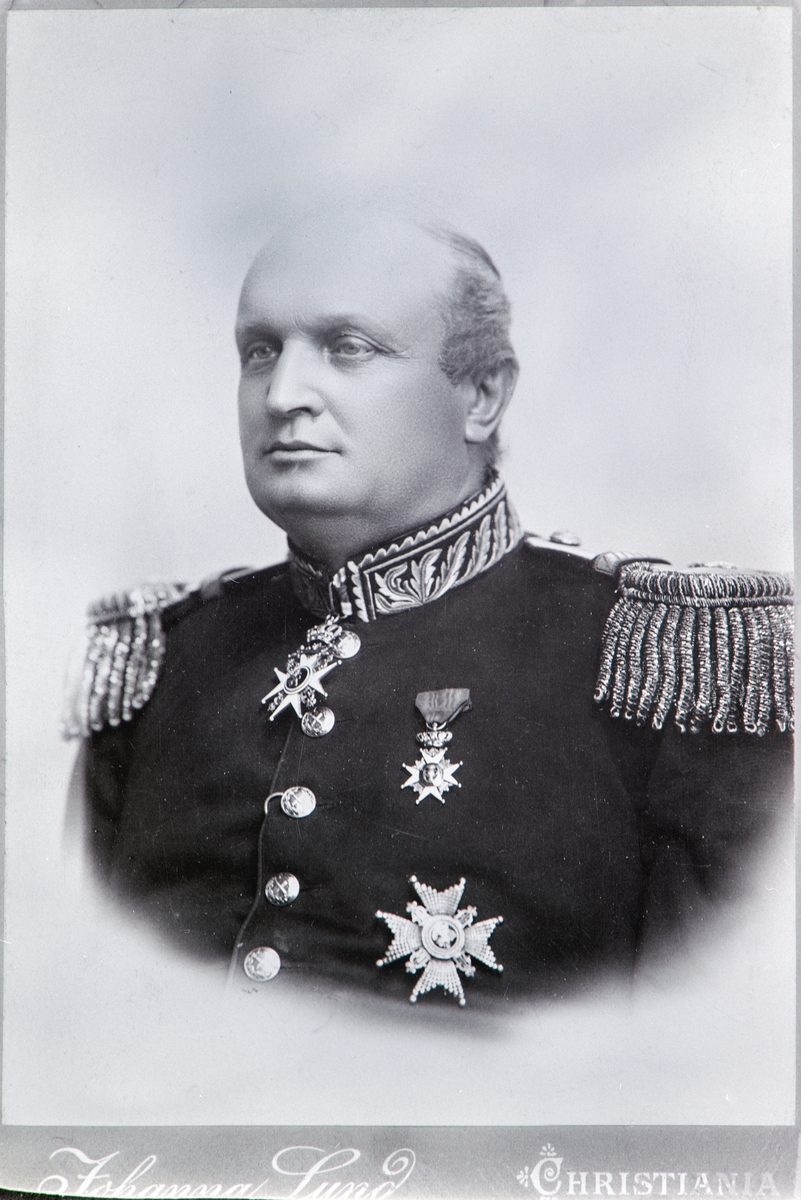 Portrett av general Christian Wilhelm Engel Bredal Olssøn (1844-1915) i full uniform med medaljer og ordener på Hovelsrud, Helgøya. Han var general og krigsminister i 1905.