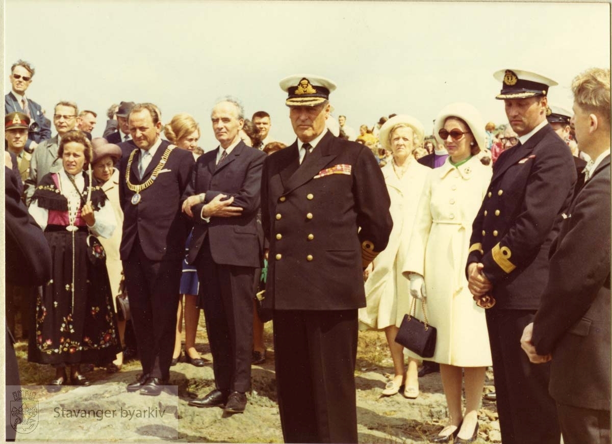Fra 1100-årsjubileet i 1972. .Arne Rettedal, Kong Olav, Kronprinsesse Sonja, Kronprins Harald