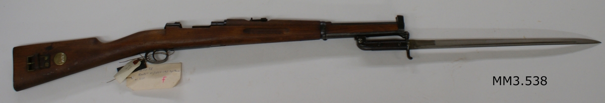 Karbin 6,5 mm m/1894, med bajonett  m/1915 Tillverkningsnr 1100. Märkt: Carl Gustavs stads gevärsfaktori 1898. Kronstämpel, C