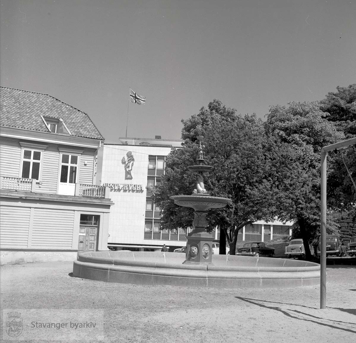 Asylgaten 17 med inngang til kemnerkontoret bak til venstre. Helt bakerst, Vesta i Klubbgaten 9..Jernfontene.