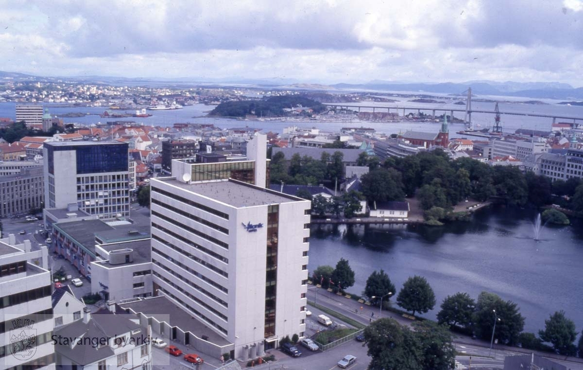 Stavanger sentrum med Breiavatnet og Atlantic Hotel. Bybrua i bakgrunnen