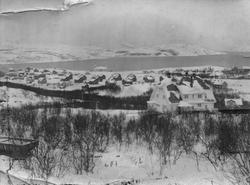 Parti av Kirkenes 1908. Det hvite huset i forkant er ingeniø
