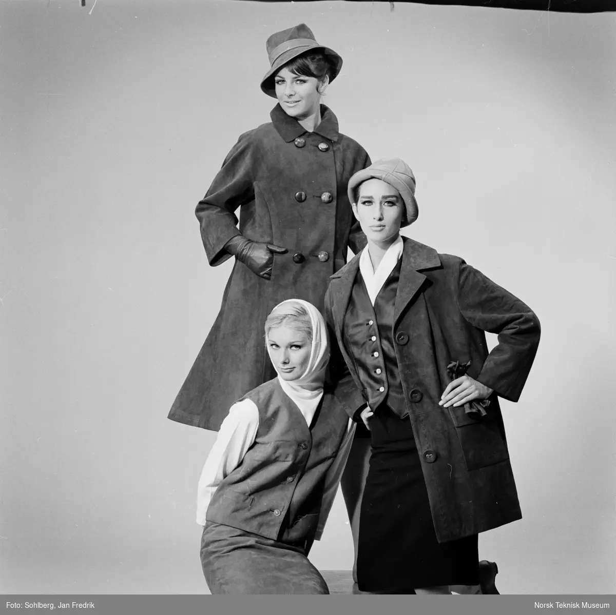 Motefotografi, tre kvinner i skinnklær, 1964.