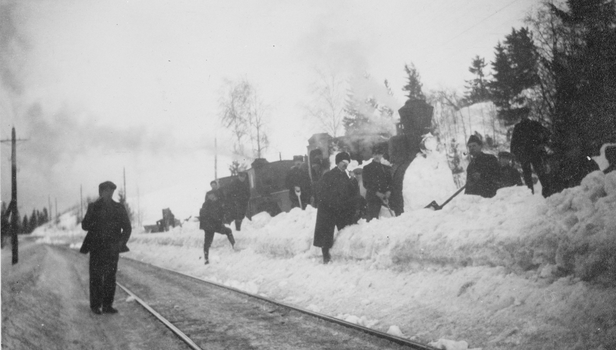 Lok 1 Urskog(t.h.), lok 4 Setskogen og lok 2 Eidsverket i snøryddingstog. Mannen med bandasje foran lok 1 er muligens Eigil Prydz.