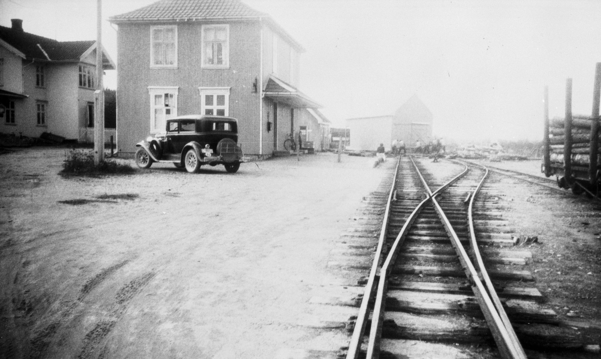 Lierfoss stasjon. Godshuset flyttes fra nordsiden til sydsiden av sporet. Foran stasjonen: Eigil Prydz' Oakland 1932-modell.