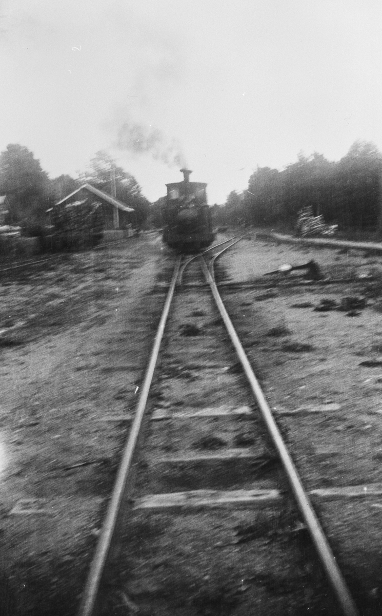 Tog trukket av damplokomotiv  på Nättraby–Alnaryd–Elmeboda Järnväg i Sverige. Banen hadde sporvidde 600 mm.