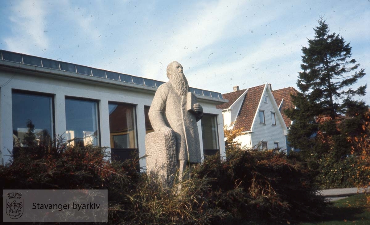 Lars Dahle, skulptur av Ståle Kyllingstad ved Misjonshøyskolen