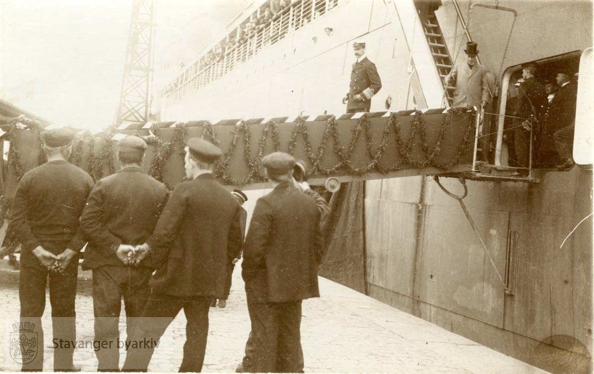 Kong Haakon VII og mann i flosshatt forlater et passasjerskip