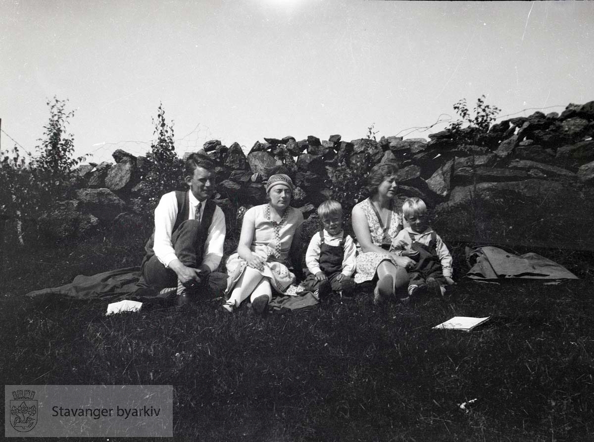 Ellinor med sønnene Per og Jan Christian til høyre.