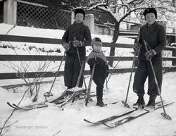 Søskenene Iversen på ski og spark i gata