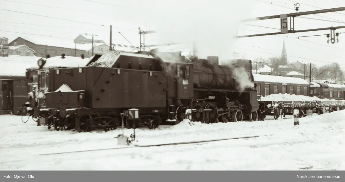 Damplokomotiv type 31b nr. 448 med godsvogner litra N2 lastet med snø i Lodalen i Oslo.
