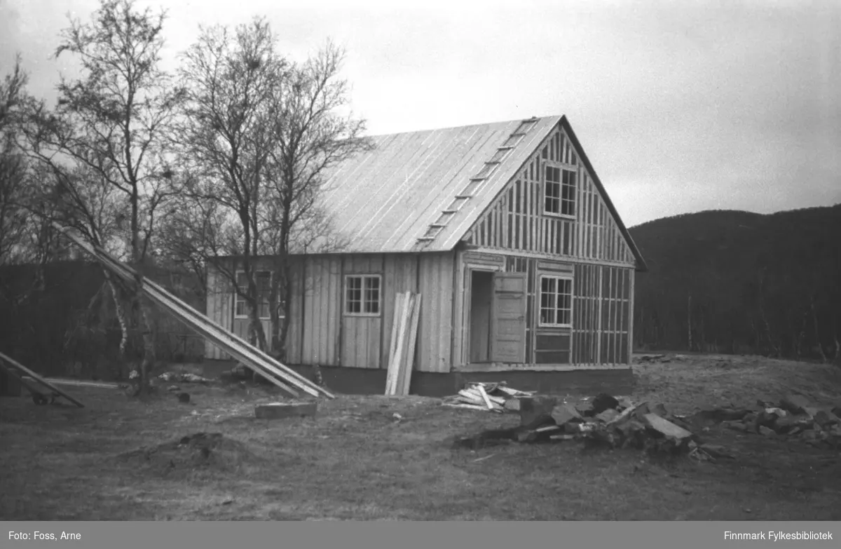 Et gjenreisningshus er nesten ferdig, en del av panelering gjenstår. Bildet er tatt i Tanadalen i oktober 1946.