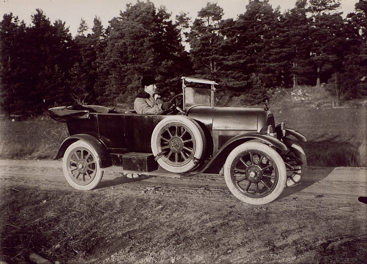 Förste kontrollör Goldschmidt i tjänstebilen omkr. 1925.  (Fiat 501, tillverkad 1919-1926).