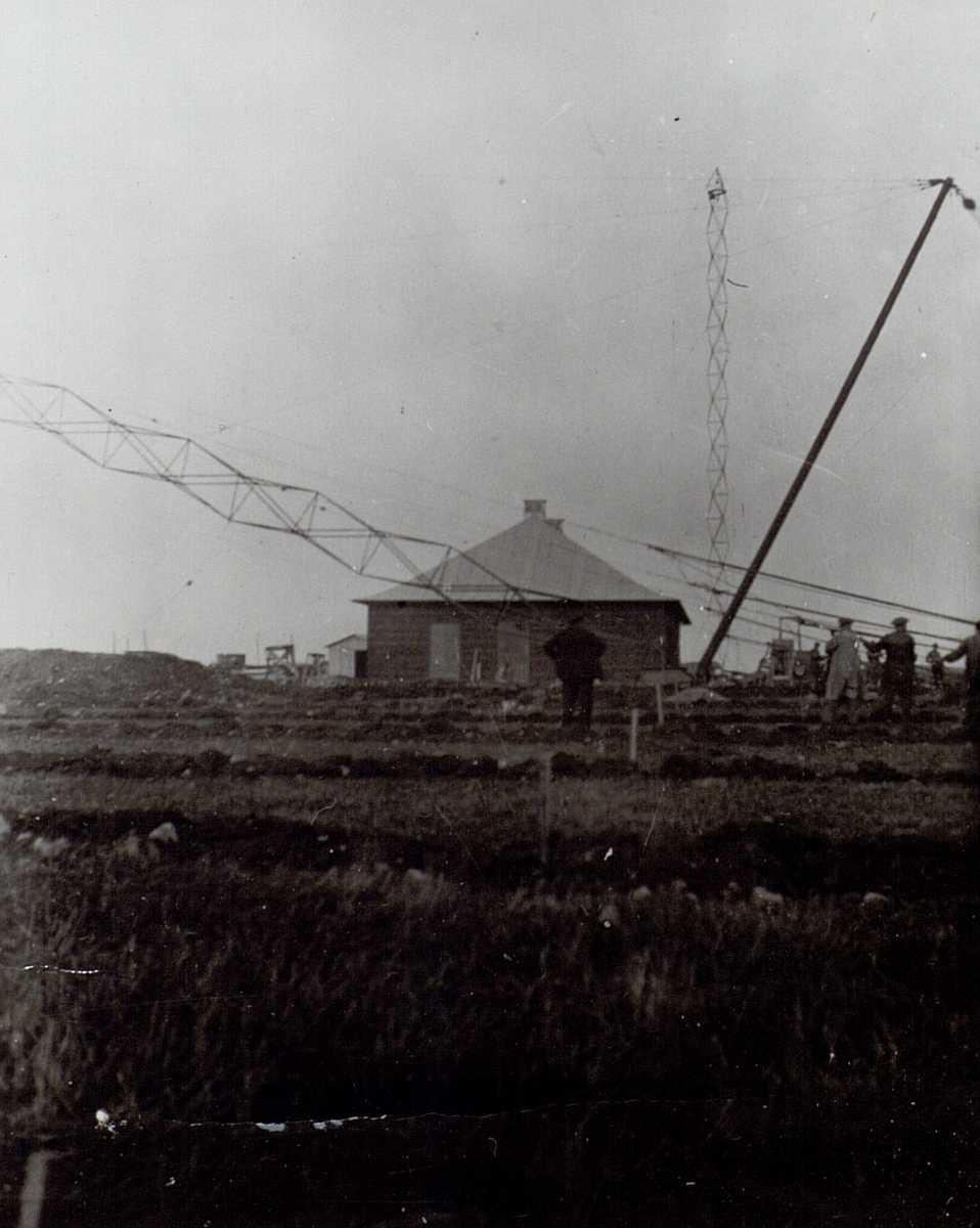 Mastresning vid Hörbys första radiostation i Karlsfelt 1928.