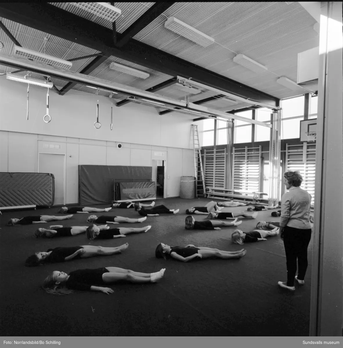 Gymnastiklektion på skolan i Nacksta.